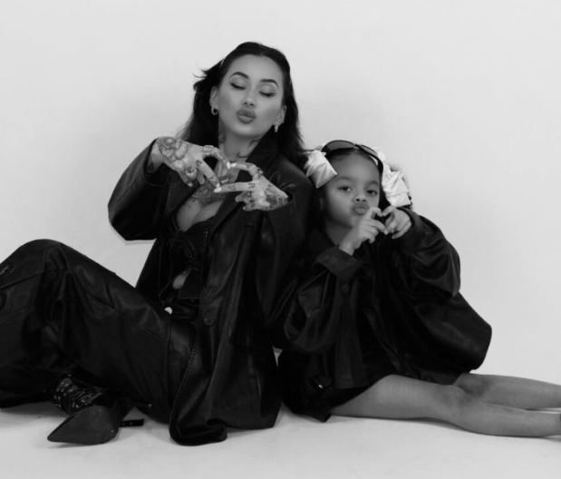 Alby  një nënë krenare  emocionohet nga arritjet e vajzës së saj