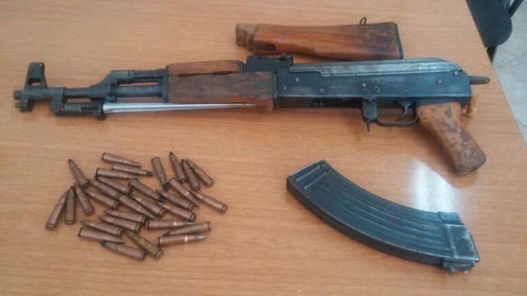 Kapen 7 armë  një granatë dhe mbi 100 fishekë për një javë në Pejë