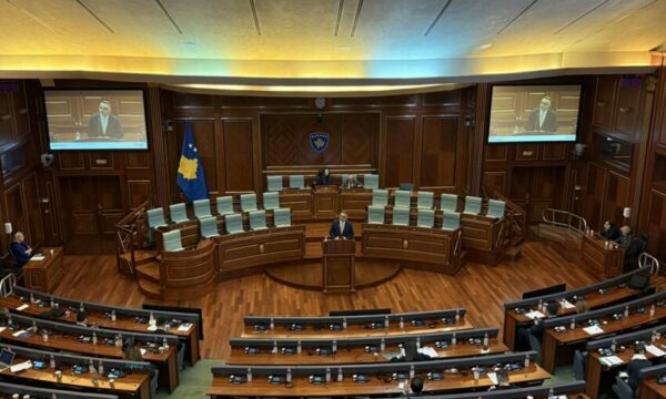 Pak deputetë kthehen në seancë  mungon kabineti qeveritar