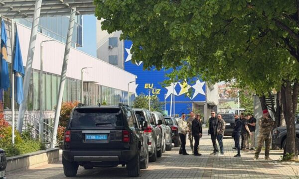 Delegacioni i Komitetit Ushtarak të NATO s për vizitë zyrtare në Kosovë  veturat ndalojnë te ndërtesa e Qeverisë