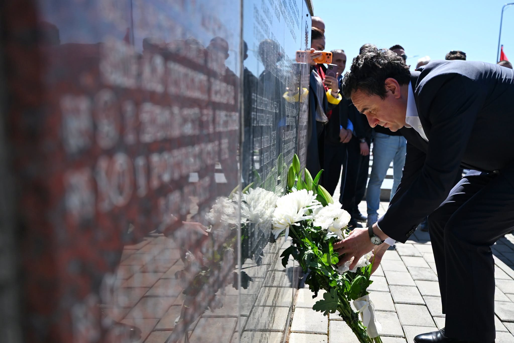 Kryeministri Kurti përkujton viktimat e 19 prillit  99 në Lipjan dhe intelektualët e zhdukur të Mitrovicës