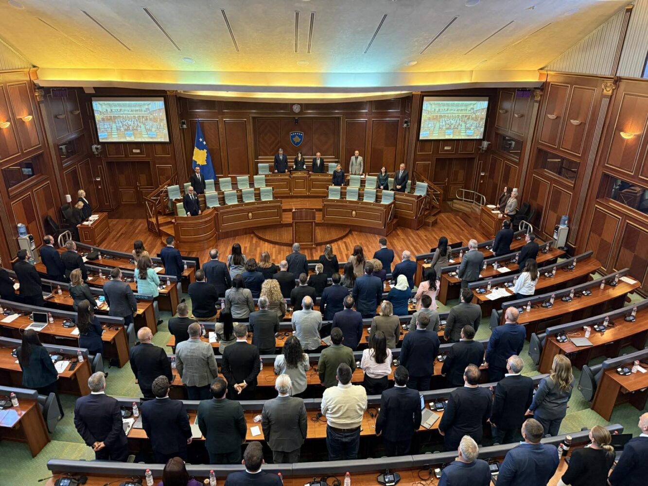 Kuvendi mban një minutë heshtje për Rexhep Qosjen