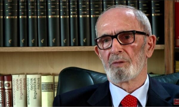 Vdes Rexhep Qosja  nipi i tij e jep lajmin  U varros në praninë e anëtarëve të familjes së ngushtë