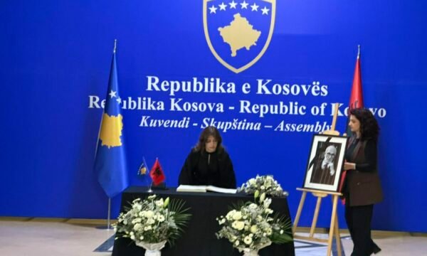 Haxhiu e dekoron Rexhep Qosjen pas vdekjes me titullin  Nderi i Republikës së Kosovës 