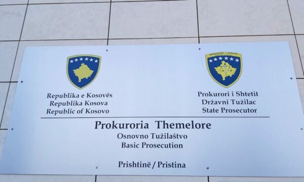 Persona zyrtarë në kadastër e Gjykatë u përfshinë në falsifikim dokumentesh për një pronë   Prokuroria jep detaje për bastisjen e sotme