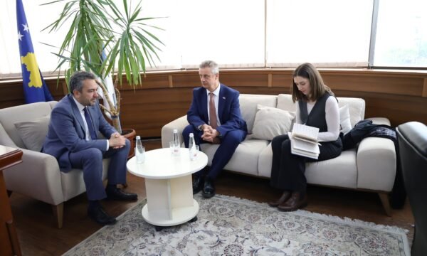 Hargreaves takohet me Radoniqin  konfirmon se mbështetja kibernetike për KQZ në do të vazhdojë