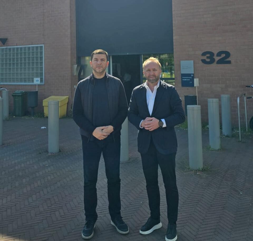 Memli Krasniqi e Abelard Tahiri vizitojnë ish krerët e UÇK së në Hagë