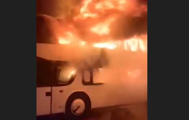 Zjarr i madh në një servis në Pejë  digjen tri vetura  një kamion dhe një autobus