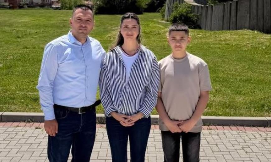 Fahri Fazliu i ri së bashku me vajzën e Agron Rrahmanit në 28 vjetorin e rënies së tij