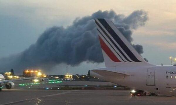 Zjarr i përmasave të mëdha pranë aeroportit  Charles de Gaulle  në Paris