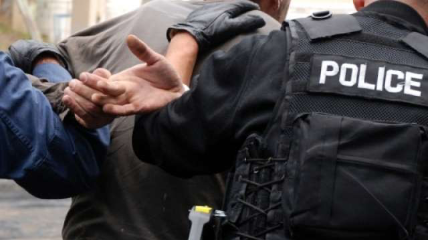 Incident në Gjakovë  katër persona pengojnë policët   tre në pranga