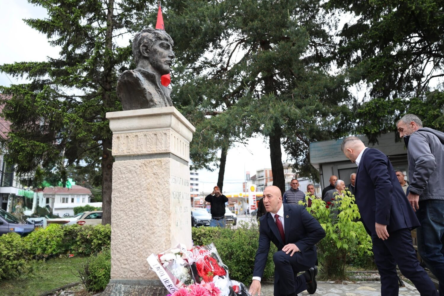 Haradinaj përkujton Mentor Tolajn në 35 vjetorin e rënies