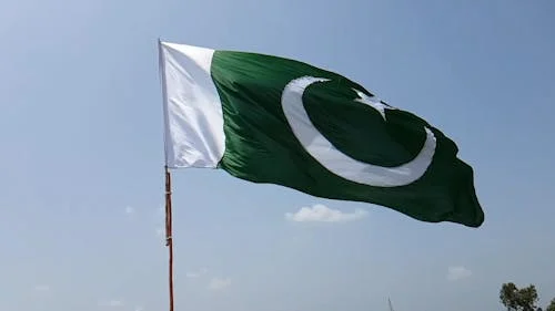Sulm me bombë ndaj trenit në Pakistan  24 të vdekur dhe dhjetëra të plagosur