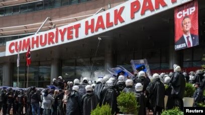Policia turke hyn me forcë në selinë e partisë opozitare për të larguar udhëheqjen e shkarkuar