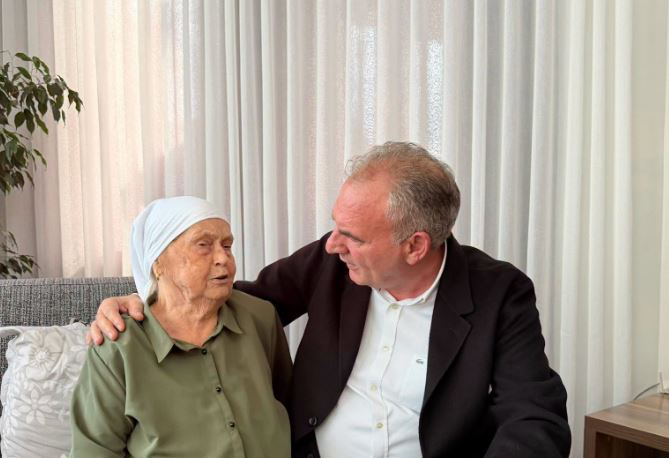 Limaj viziton nënën e Hashim Thaçit për Bajram  Urojmë që festat e ardhshme t i presim bashkë