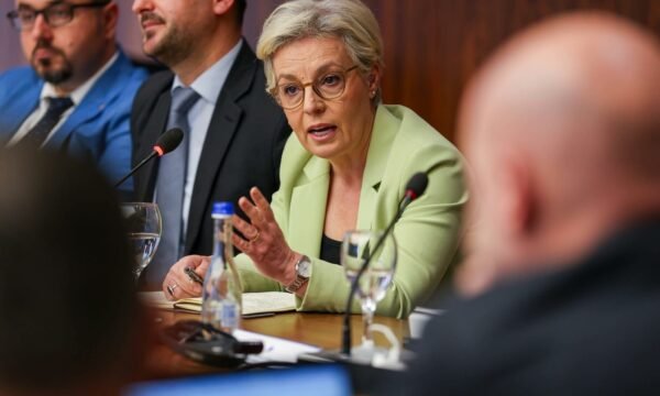 Gërvalla ndan videon e Pecit  Duhet ide të reja për të na sfiduar  bashkë të vendosur e të palëkundur