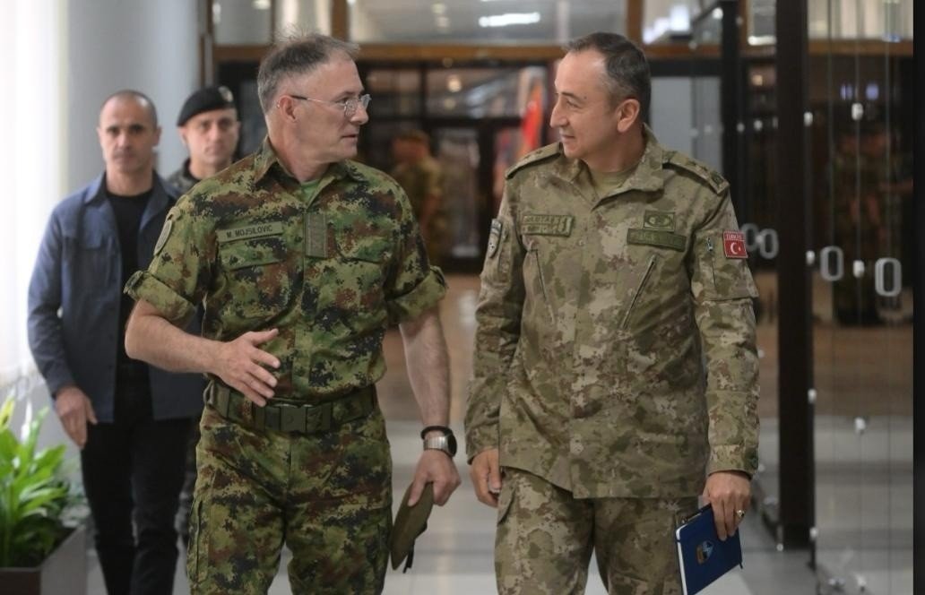 Komandanti i KFOR it takohet me shefin e forcave të armatosura serbe