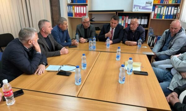 Pakënaqësitë me çmimet  Muja takon qumështarët  Prioritet i ministrisë është ruajtja e konkurrencës e mbështetja e prodhuesve