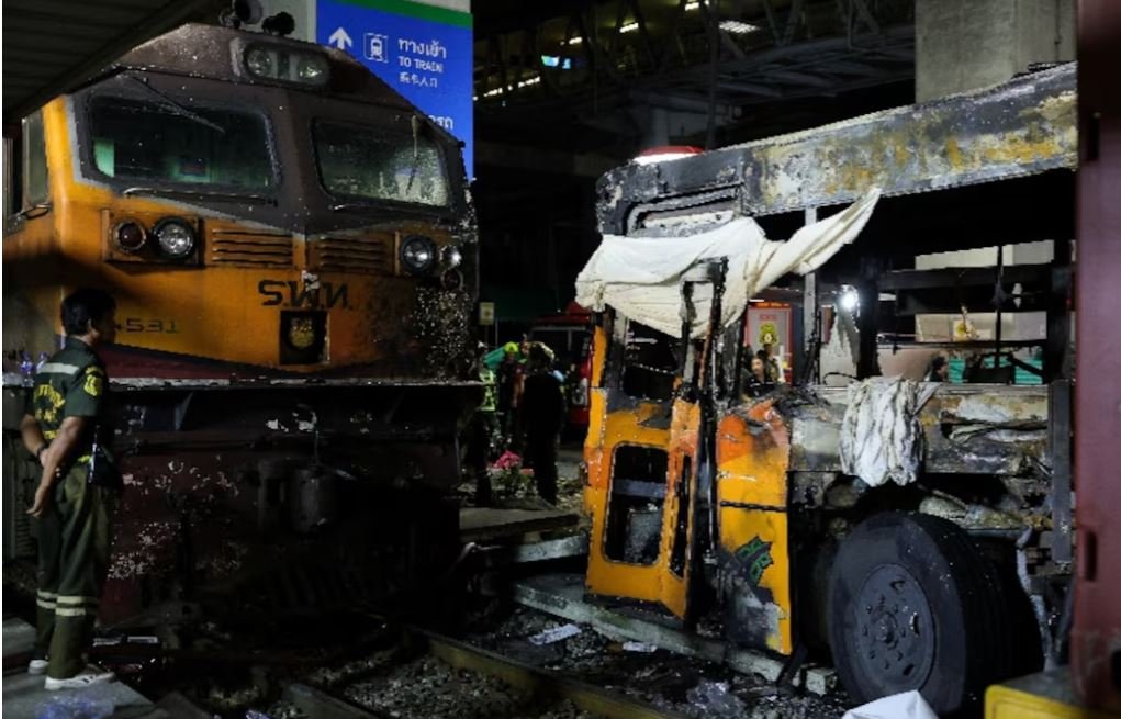 Treni përplaset me autobus  të paktën tetë të vdekur në Tajlandë