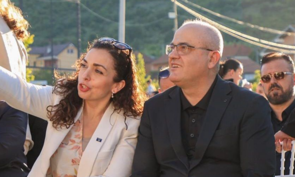 Avdyli ironizon me  Espresson 51   të Kurtit  Ia kemi marrë dorën me fitu zgjedhje me poezi e llafe  amo temë e rëndë me fol për ndonjë autostradë