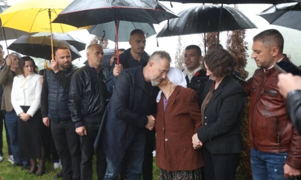 Sami Lushtaku emocionohet nga nëna e dëshmorit në Ticë  Nuk është lehtë për mua 