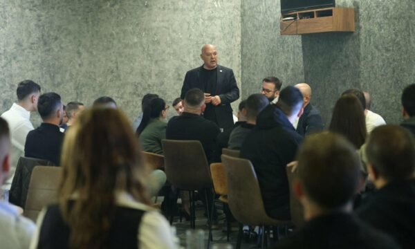 Ardian Gjini në Istog  takime me rininë dhe vizitë në fermën e suksesshme në Trubohoc