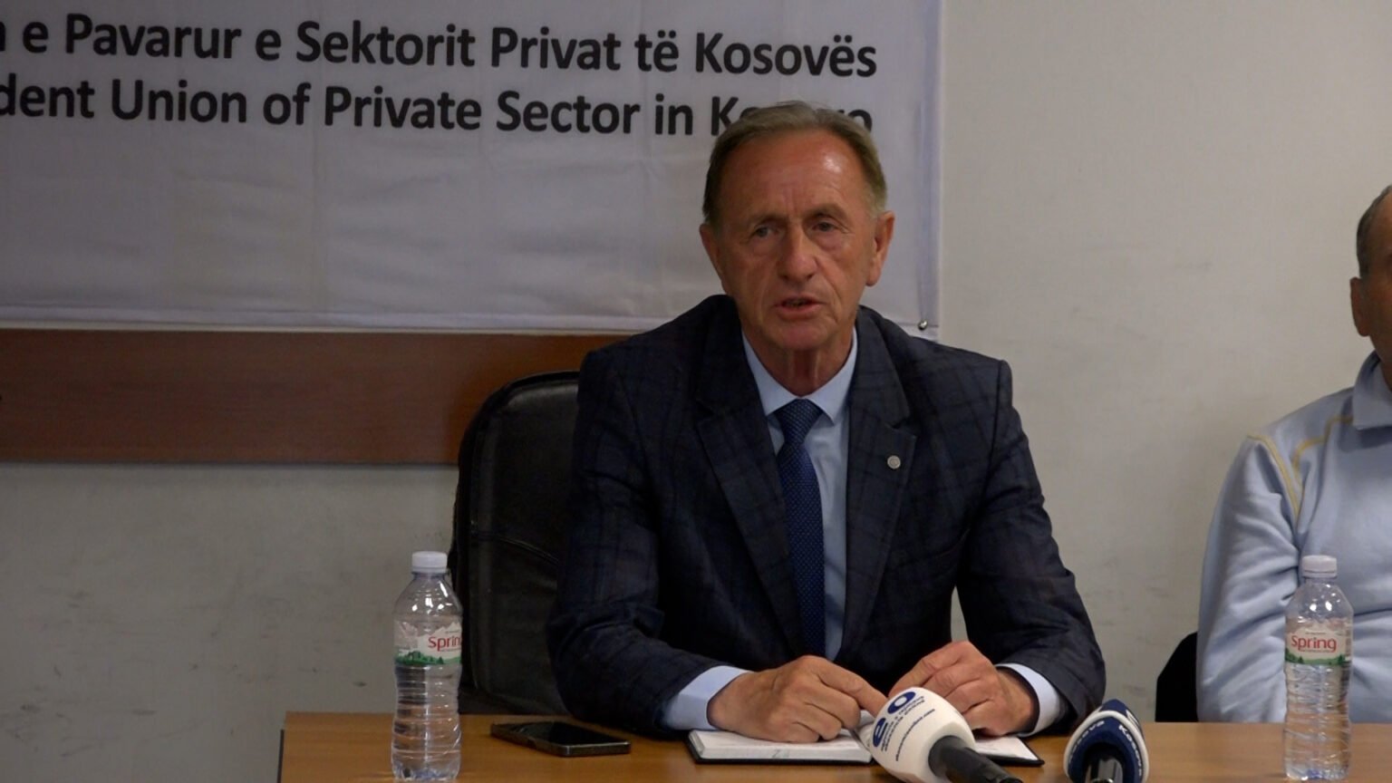 Pezullohet greva  punëtorëve teknikë të shkollave në Prishtinë u dalin pagat