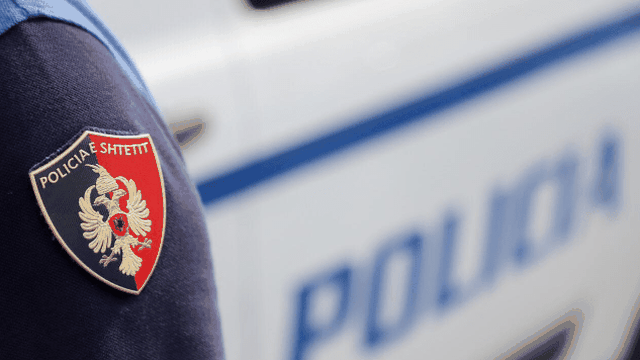 Hidhet nga kati i pestë i pallatit  ndërron jetë i riu në Shkodër