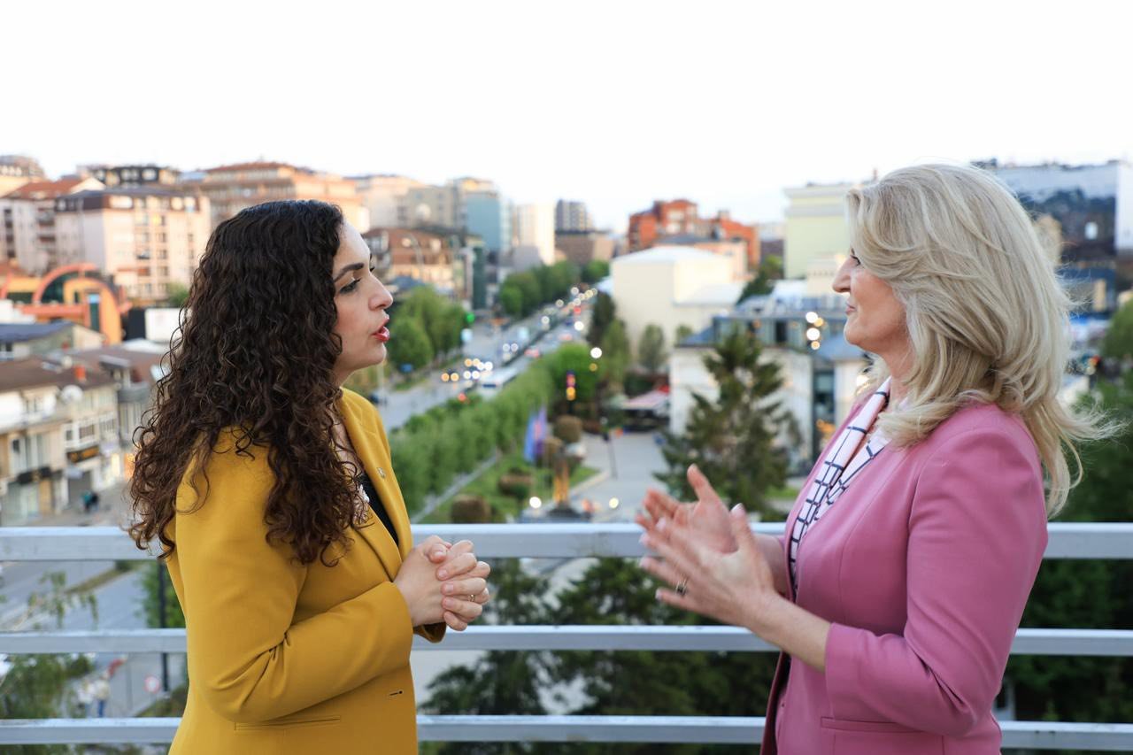 Aktivistja Arjeta Musliu i hyn politikës  mbështet Vjosa Osmanin