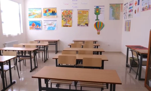 Dalin rrogat e punëtorëve teknikë të shkollave në Prishtinë  pezullohet greva