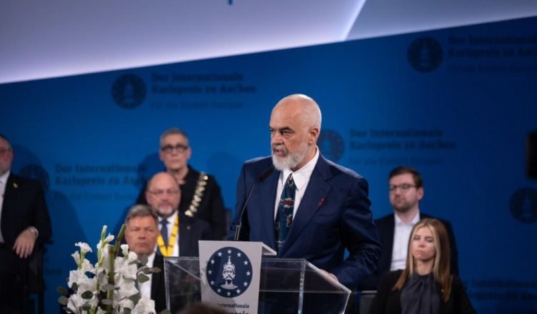 Edi Rama në Gjermani si pjesë e ceremonisë prestigjioze Çmimi i Karlit të Madh