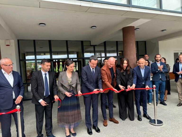 Kurti dhe Rizvanolli përurojnë projektin për renovimin e shkollave në Shtime