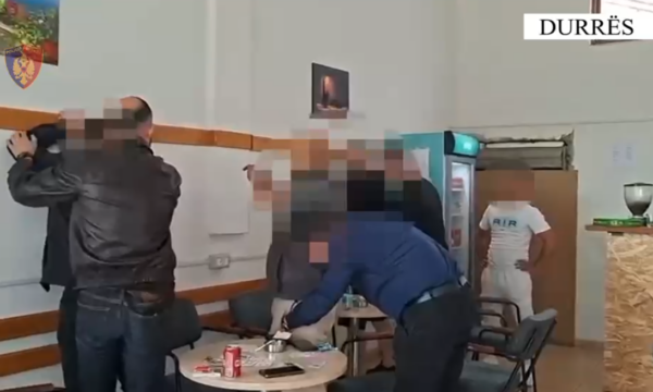Goditet grupi që shpërndante drogë pranë shkollave në Kavajë  arrestohen 9 persona