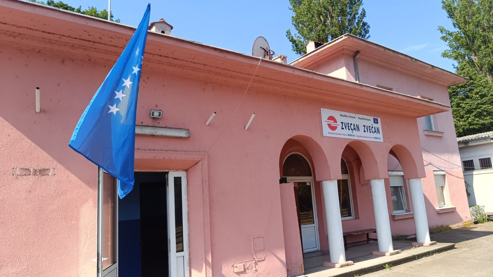 Hiqet tabela me mbishkrim cirilik në stacionin e trenit në Zveçan  vendoset flamuri i Kosovës
