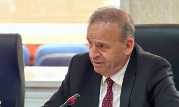Elmi Reçica i reagon Ilir Feratit pas deklarimit në  Politiko   Mos ma përdor emrin tim 