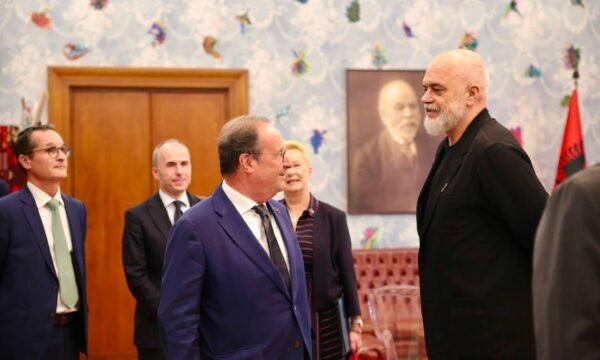 Rama pret ish presidentin francez Hollande  ia akordon Medaljen e Artë të Mirënjohjes Publike