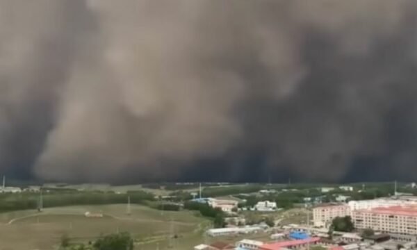 Skena apokaliptike  një  mur i madh pluhuri  përfshin qytetin në Kinë  VIDEO 