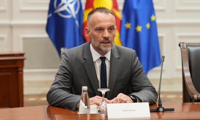 Arben Fetai jep dorëheqje nga posti i zv  kryeministrit të Maqedonisë së Veriut