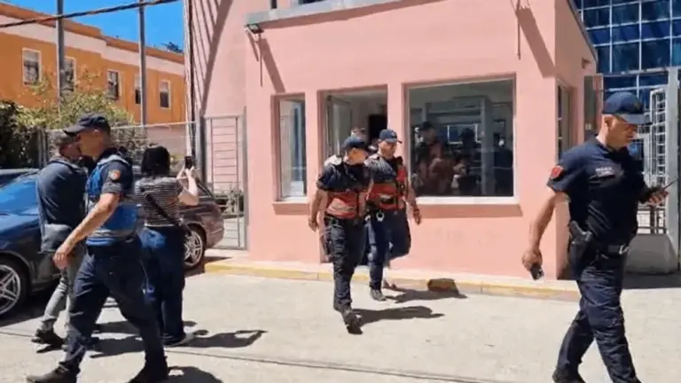 Sherr brenda kafazit të xhamit në sallën e Gjykatës së Posaçme në Tiranë  akuzohen për vrasjen e një personi