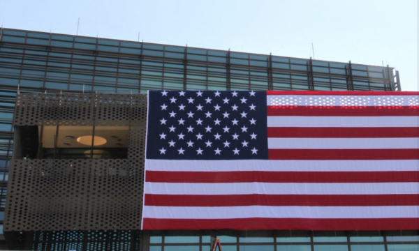 Përgatitjet për 250 vjetor  vendoset një flamur gjigant në objektin e Ambasadës amerikane në Prishtinë