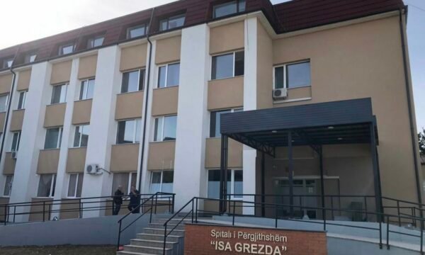 Spitali i Përgjithshëm i Gjakovës del me njoftim për vdekjen e 17 vjeçarit  U soll pa shenja jete