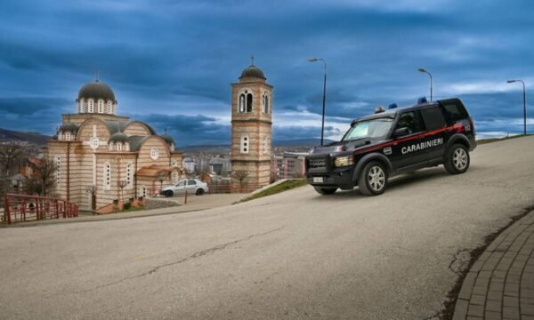 Karabinierët italianë të KFOR it patrullojnë në veri të vendit