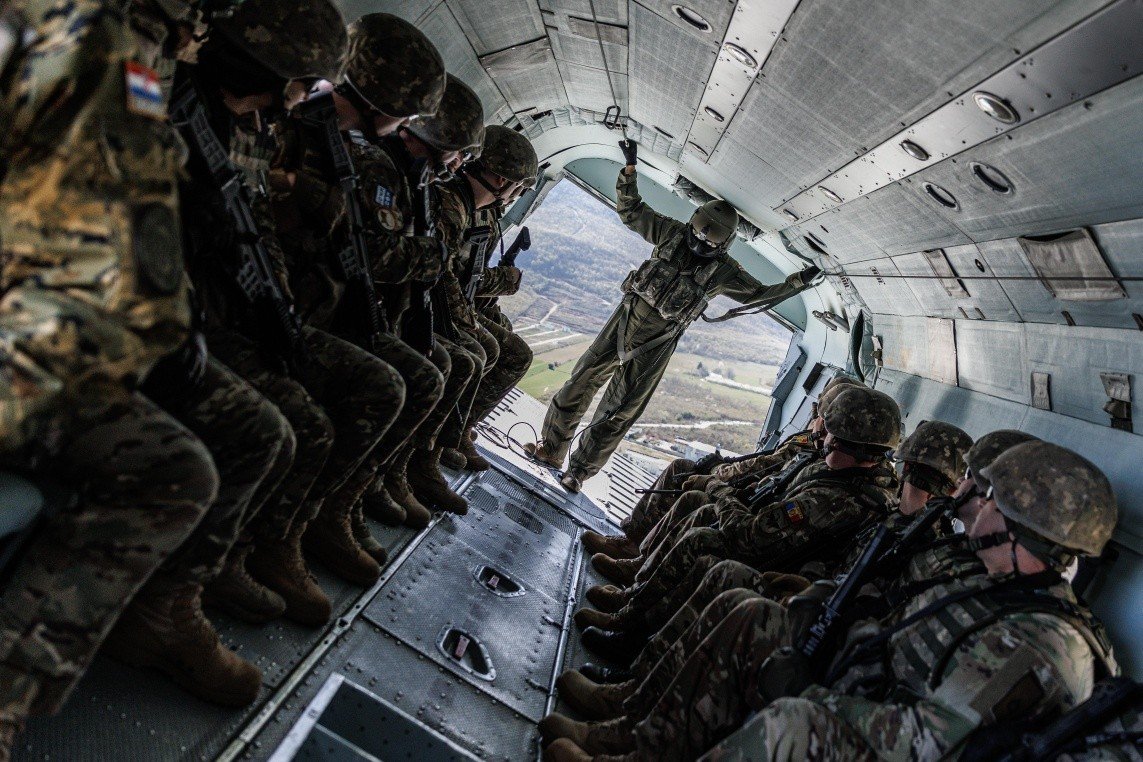 KFOR i stërvitet me helikopterë në Pejë
