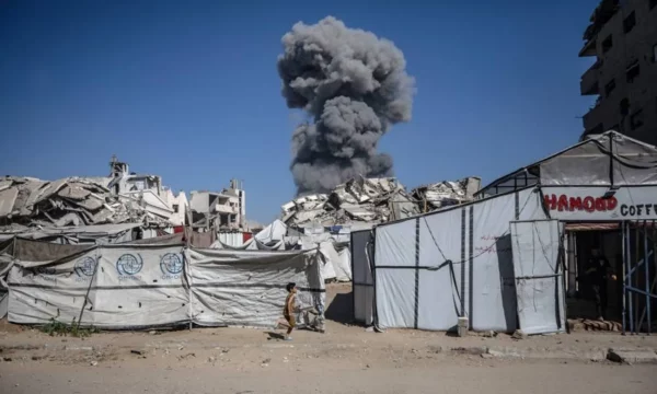 The Guardian  Sulmet ajrore izraelite kanë vrarë të paktën 12 persona në Gaza në dy ditët e fundit