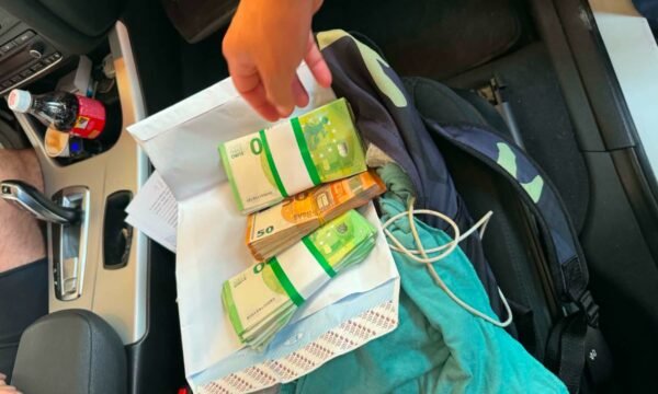 Dogana ia gjen një qytetari 23 500 euro të padeklaruara gjatë kontrollit në Merdarë  ia ndal 25  të shumës
