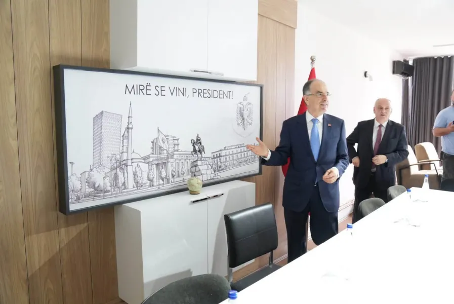 Pas vizitës së Begajt në Luginë  studentët godasin Vuçiqin  A po e shet edhe një copë Serbi 