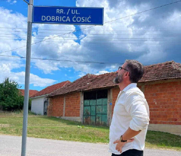  Turp   rrugë me emrin e Dobrica Qosiqit në  zemër të Kosovës    kërkohet largimi i tabelës