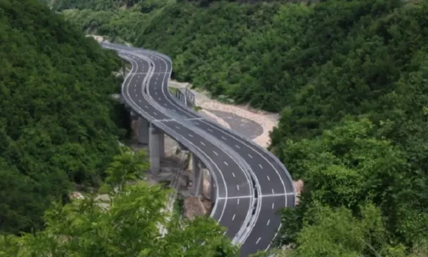 Kufizimet për kamionët në autoudhë vazhdojnë edhe nesër