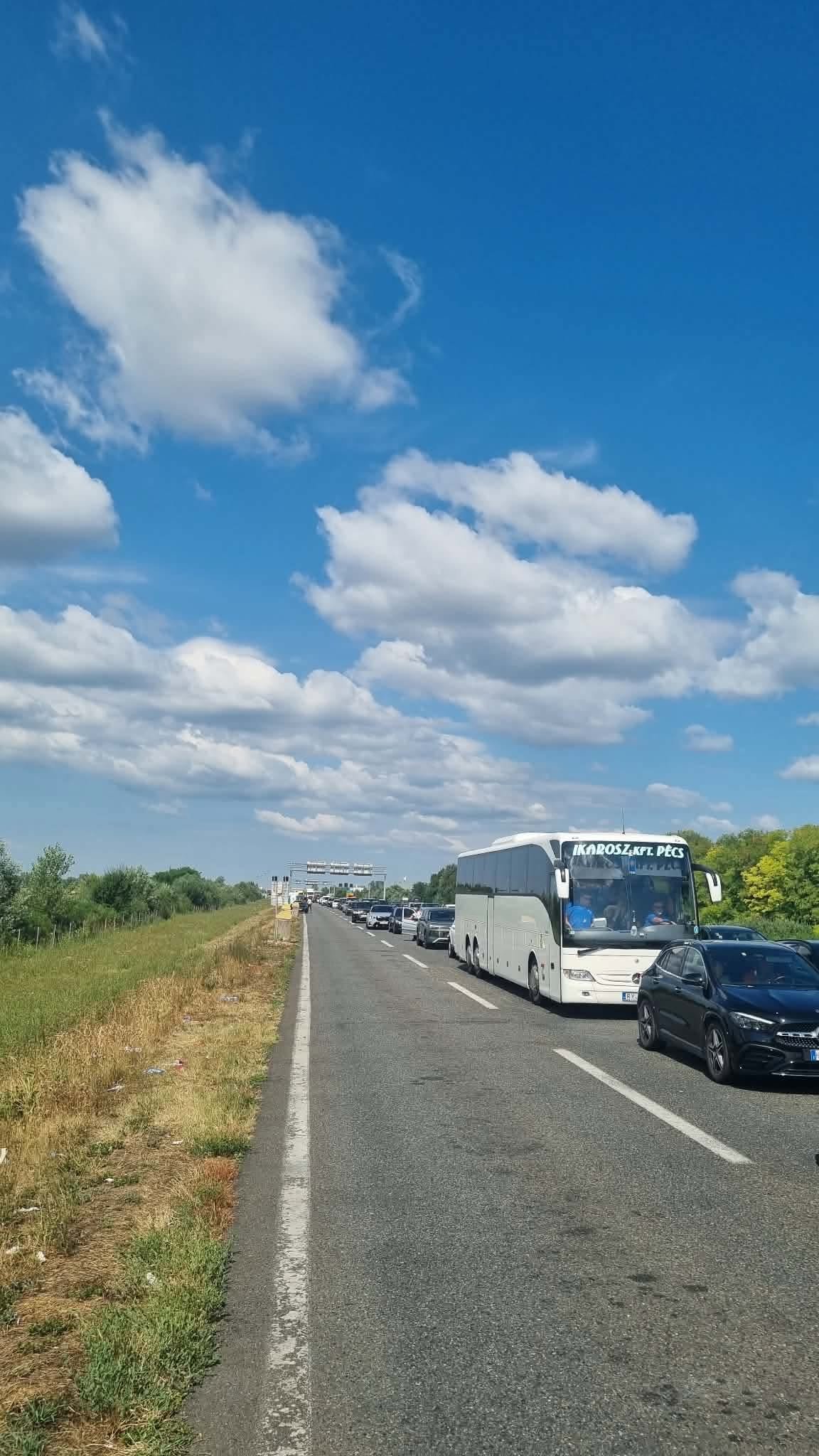 Mbi 3 orë pritje në kufirin Kroaci Serbi  kolona të gjata në pikën Batrovci