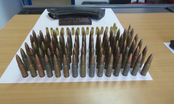  Automjet me targa të Serbisë me municion të kalibrit 9mm të fshehur në bunker të improvizuar   kontrollohen 4 lokacione në Prishtinë   shoqërohen në polici 6 persona